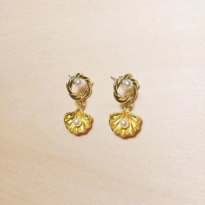 Retro Bronze double pearl shell earrings - ต่างหู - ทองแดงทองเหลือง สีทอง