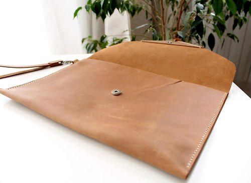 Leather Clutch bag Women's Genuine Leather Clutch Purse Tassel Simple  Wrislet - Shop Anger Refuge Clutch Bags - Pinkoi
