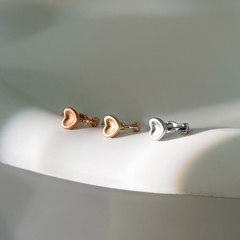 Matte Cocoa Small Heart 7mm Sterling Silver Small Hoop Earrings || Exclusive Edition Design - ต่างหู - เงินแท้ สีกากี