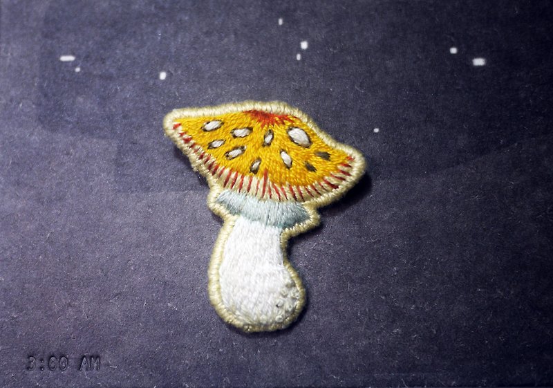 【Golden Mushroom】Hand embroidery/brooch/shiitake - เข็มกลัด - งานปัก สีน้ำเงิน