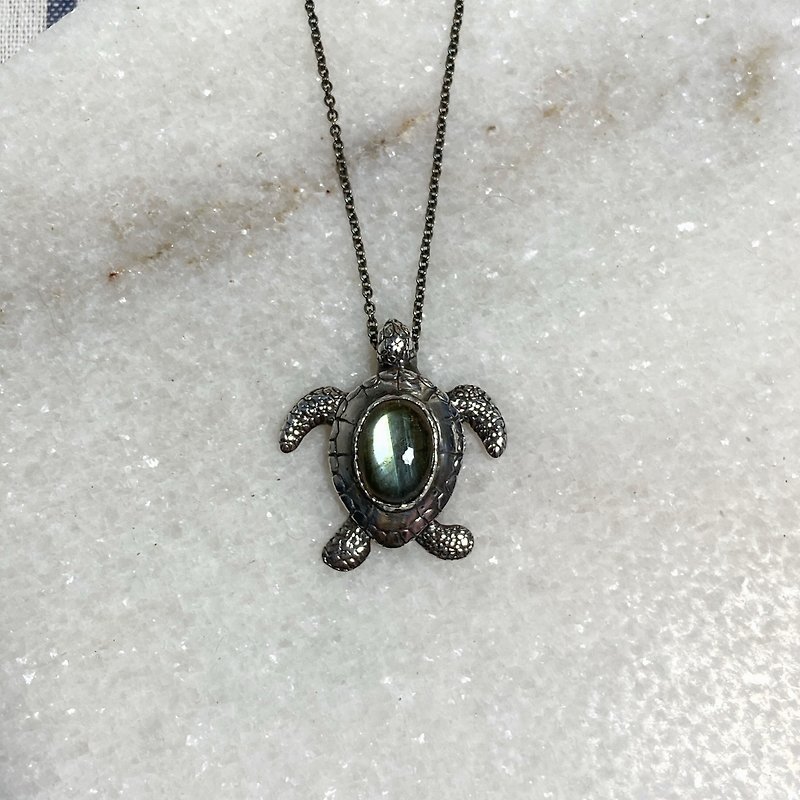 The small world of the sea. Turtle swims sterling silver necklace. Labradorite. 925 sterling silver. sterling silver - Necklaces - Sterling Silver Silver