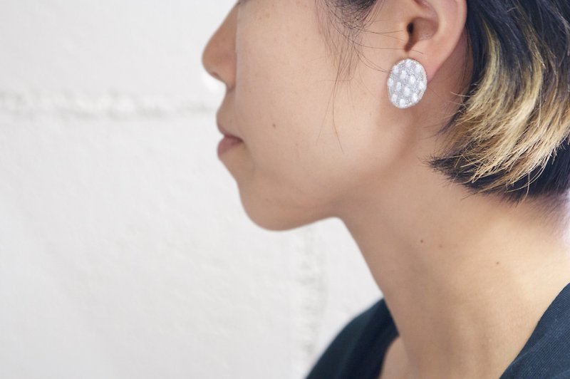 Dot Earrings White x Silver