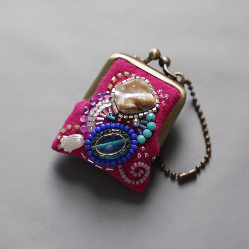 ネックレスにも、バッグチャームにも、小さな小さなビーズ刺繍のがま口 66 ピンク　ガーゼ　アクセサリーケース - 吊飾/掛飾 - 棉．麻 粉紅色