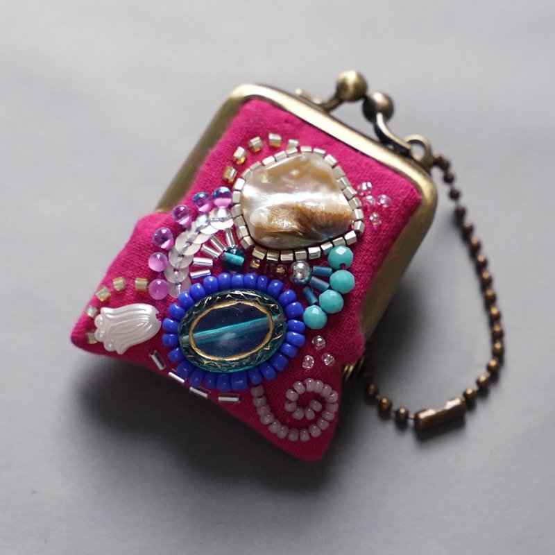 小さなビーズ刺繍のがま口 No.66 ビビッドピンクのガーゼ ネックレス・バッグチャームにも アクセサリーケース 手刺繍の一点物 - 吊飾/掛飾 - 棉．麻 粉紅色