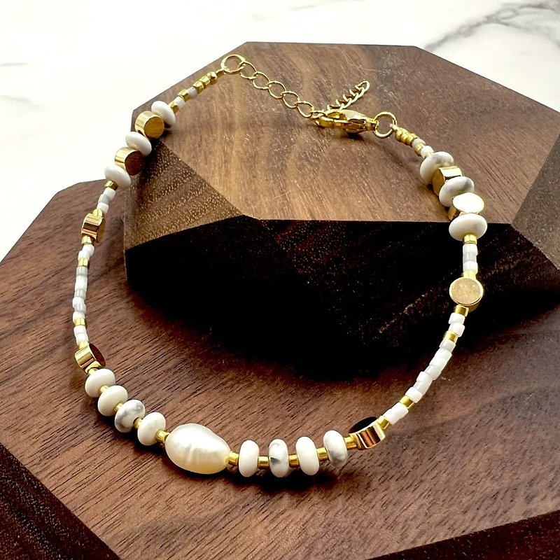 Dainty White Howlite Bracelet with Natural Freshwater Pearl - Bracelets - Shell White