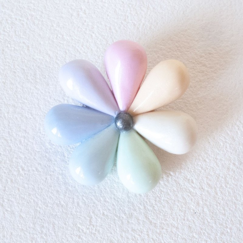 Nanairo plus　7 colored petals  brooch - Brooches - Plastic Multicolor