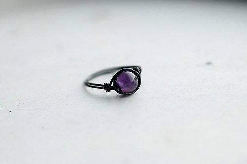 WORLD SMELLS DIFFERENT AFTERITRAINS 2月誕生石 6mm紫晶玫瑰金銅線戒指