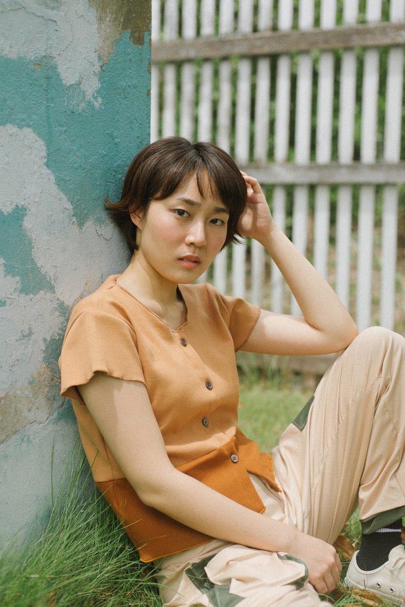 OLIVE-BROWN BETTER SHIRT - 女 T 恤 - 其他材質 多色