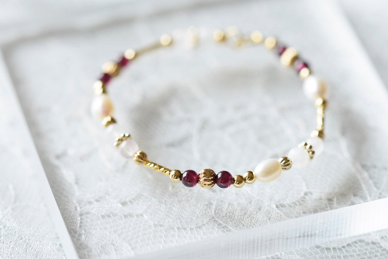 Perfect。Garnet Rose Quartz Moonstone Rose Quartz Natural Stone Bracelet - Bracelets - Crystal Red