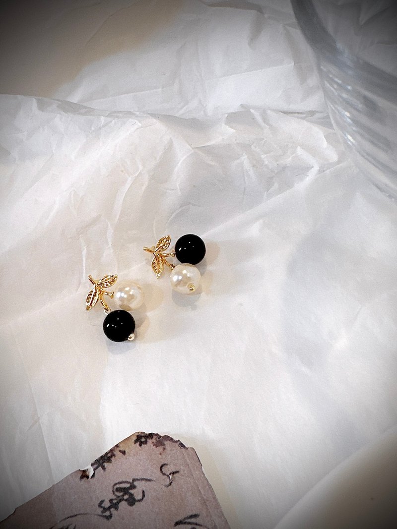 日本進口天然淡水正圓強光珍珠天然黑曜石可愛不規則小櫻桃耳環 - 耳環/耳夾/耳骨夾 - 珍珠 金色