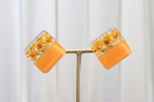 オレンジのお花のピアス レジンアート バイカラーのお花のピアス〈オレンジ〉 ピアス