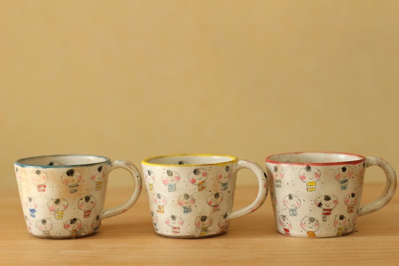 A cup full of Maru-chan wearing a powdered colorful border shirt. - Mugs - Pottery 