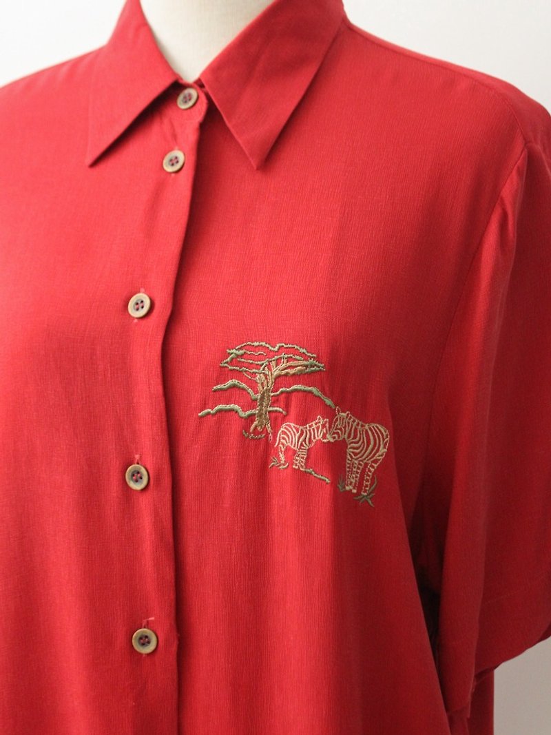 Retro Cute Animal Embroidery Red Short Sleeve 90s Vintage Vintage European Blouse - เสื้อเชิ้ตผู้หญิง - เส้นใยสังเคราะห์ สีแดง