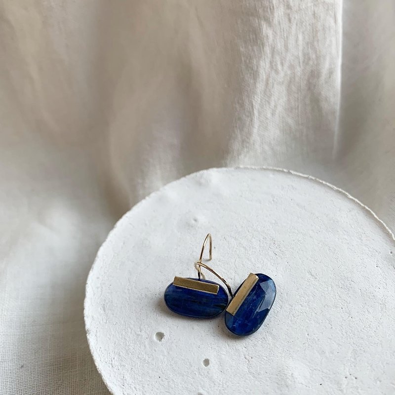 Oval kyanite earrings