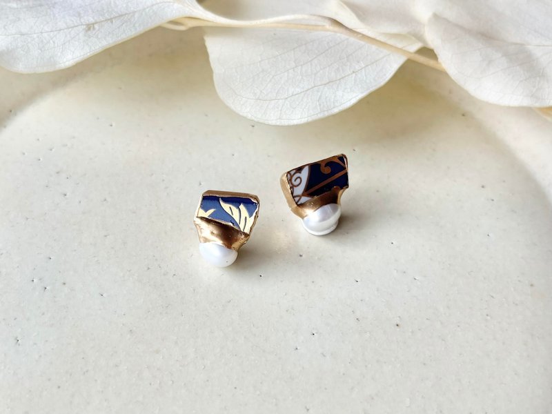 【金具が選べる】有田焼　金継ぎ　ピアス　イヤリング　金色　リーフ柄　淡水パール　天然石　伝統工芸　No.341 - 耳環/耳夾/耳骨夾 - 陶 藍色