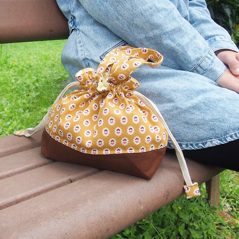 Hand-made Japanese-style portable drawstring pocket-paper cut flowers - Handbags & Totes - Cotton & Hemp Orange
