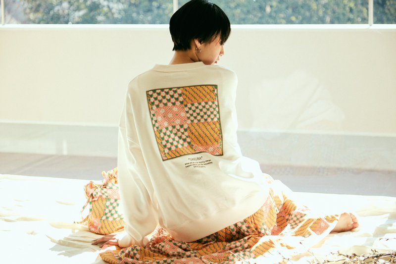 BIGシルエットSAKURAパッチ刺繍裏毛プルオーバー【SAKURA SERIES】(BODYオーガニックコットン使用) - トップス ユニセックス - サステナブル素材 ホワイト