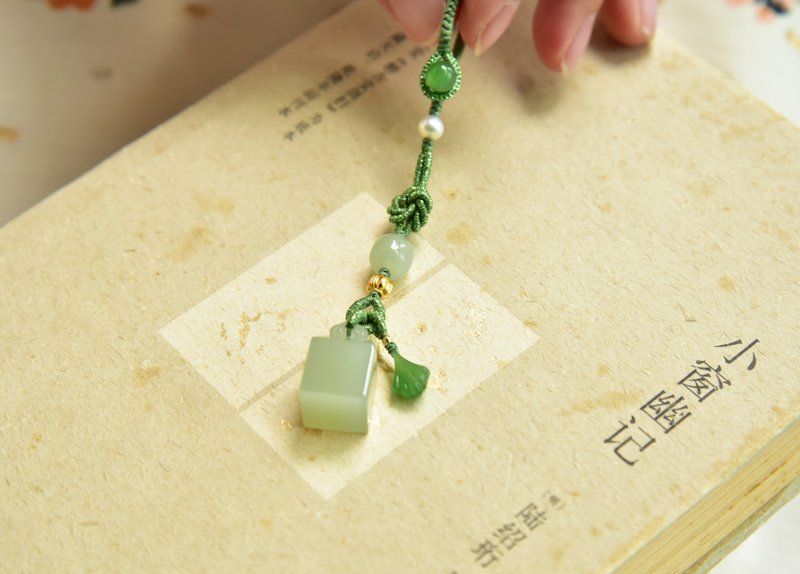 【伊】天然和田玉青海料高冰晴水如意小印章壓襟吊飾 - 吊飾/掛飾 - 玉石 綠色