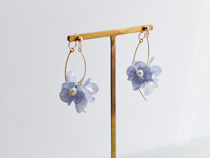 BLUE 真花繡球花束耳環 - 耳環/耳夾/耳骨夾 - 其他材質 藍色