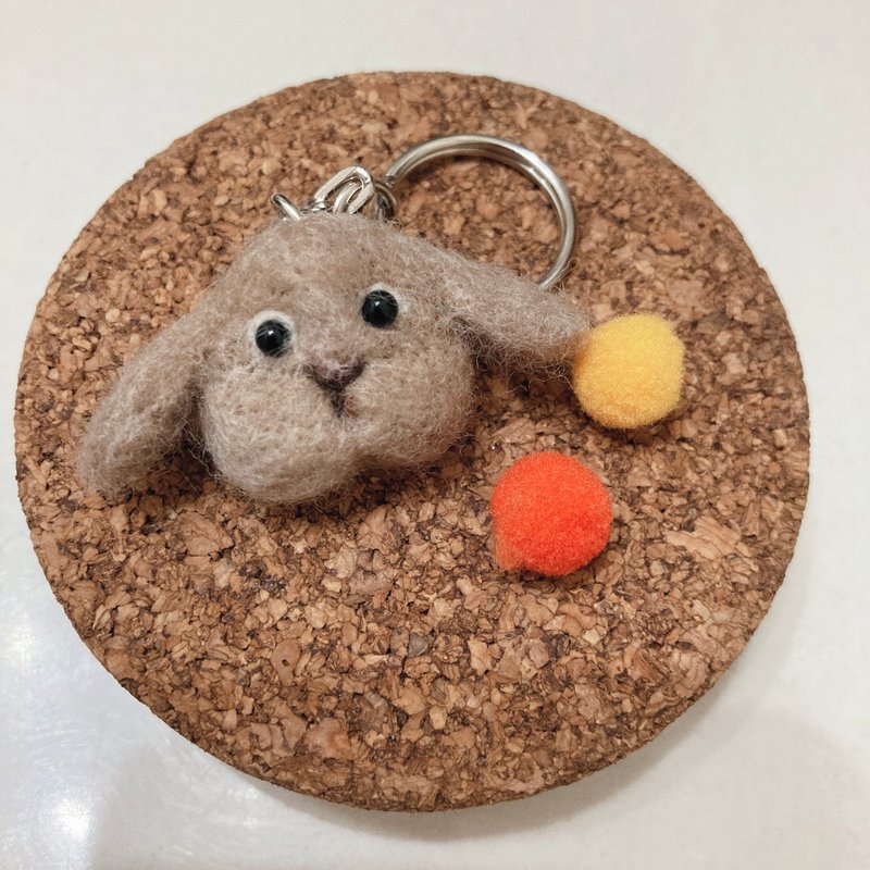 Hand made. Surprised Bunny Key Ring - ที่ห้อยกุญแจ - ขนแกะ สีกากี