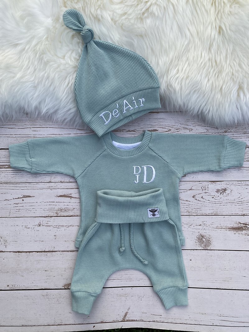 Custom embroidery Newborn baby coming home outfit baby name gift set Mint color - 彌月禮盒 - 棉．麻 綠色