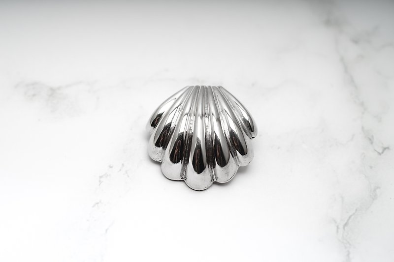 [Antique jewelry / Western old things] VINTAGE silver three-dimensional shell ancient brooch - Brooches - Other Metals Silver