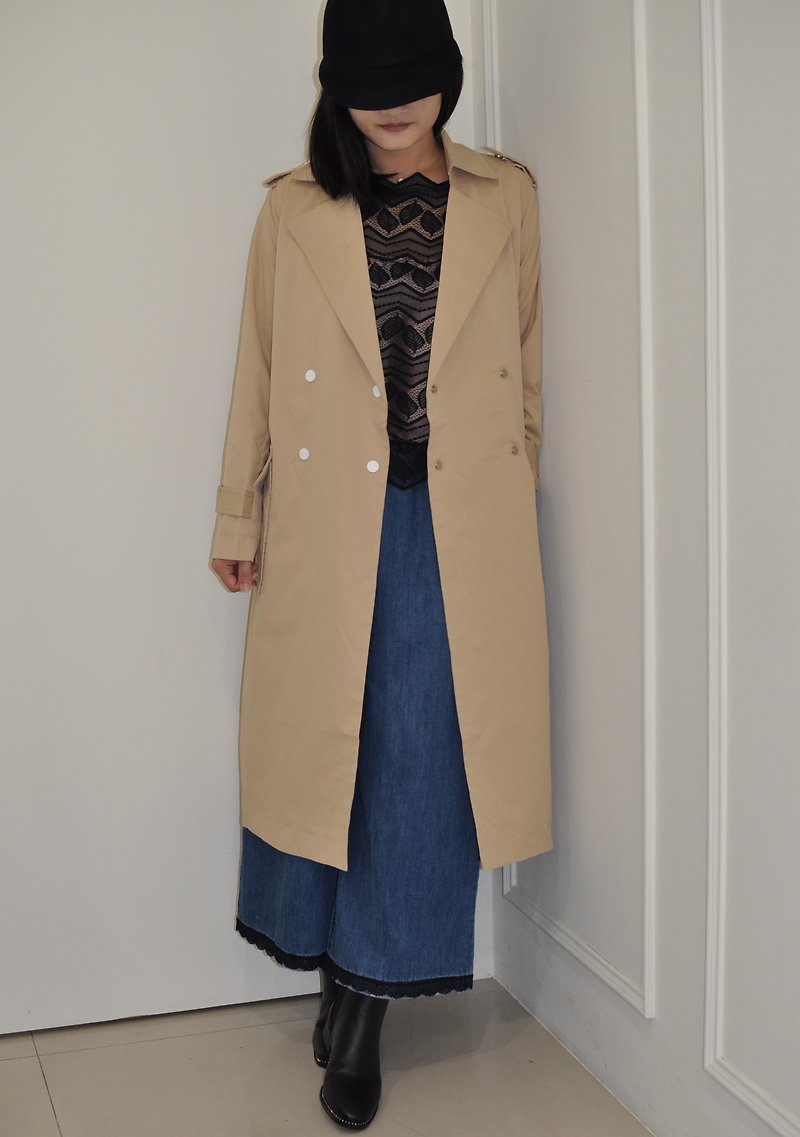 Flat 135 X Taiwanese designer British style long coat windbreaker jacket Khaki color with belt, weight less than 500g, large pocket - เสื้อสูท/เสื้อคลุมยาว - เส้นใยสังเคราะห์ สีทอง