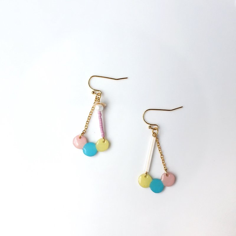 Dangdangdang clip/pin earrings - ต่างหู - เรซิน สีใส