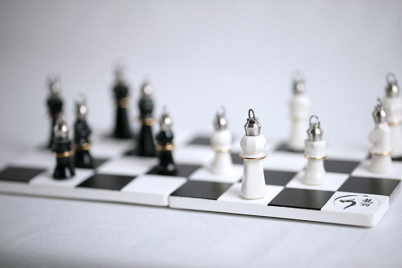 西洋棋香精瓶-皇家舞會  共六種造型最後一套 6黑6白 - 項鍊 - 陶 白色