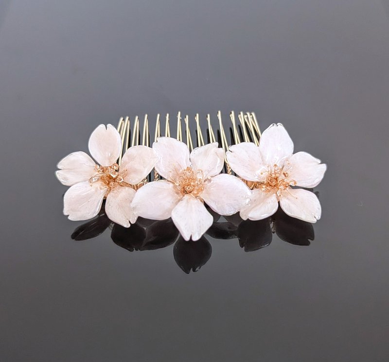Everpink. こだわりの花びらで仕上げた本物の桜の髪飾り  ヘアコーム  かんざし  ヘッドドレス ソメイヨシノ　吉野桜 - 髮夾/髮圈 - 樹脂 粉紅色