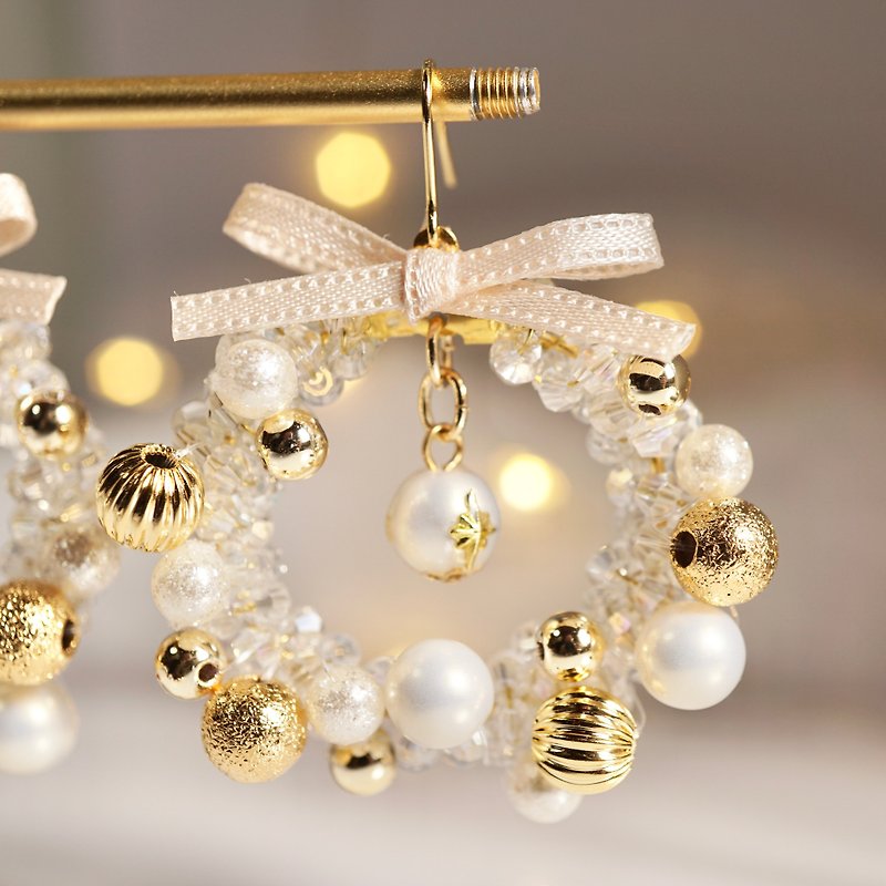 Christmas wreath earrings/ Clip-On white - ต่างหู - แก้ว ขาว