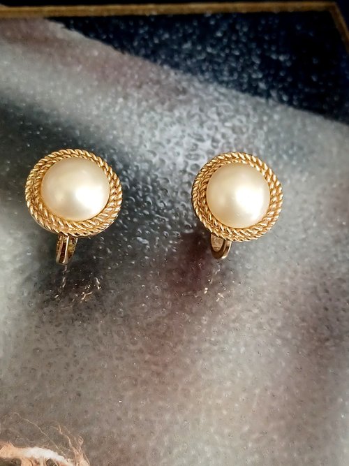 老時光製造所 vintage jewelry Trifari 典雅金色仿珍珠圓形夾式耳環