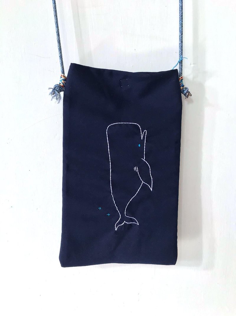 抺香鯨 鯨魚藏藍刺繡布袋 - 側背包/斜背包 - 棉．麻 藍色
