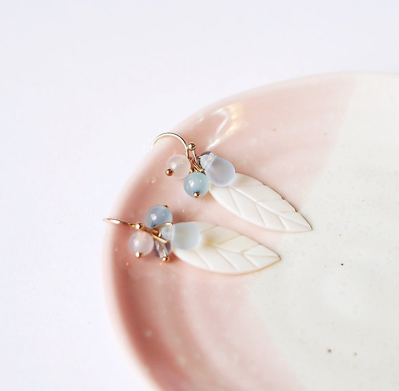 貝殼葉子耳環 天然石玉髄 清透水藍感 可改夾式 - 耳環/耳夾 - 寶石 藍色