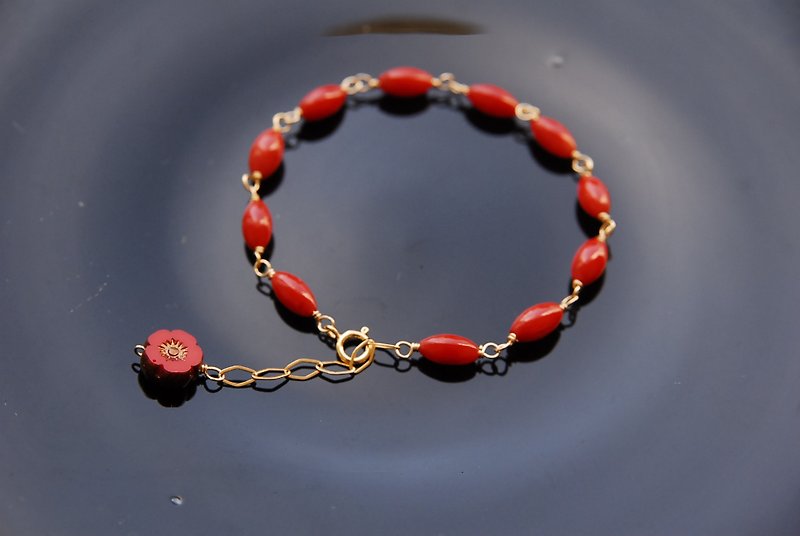 Red rice-shaped coral and Czech flower bead bracelet 14kgf - สร้อยข้อมือ - เปลือกหอย สีแดง