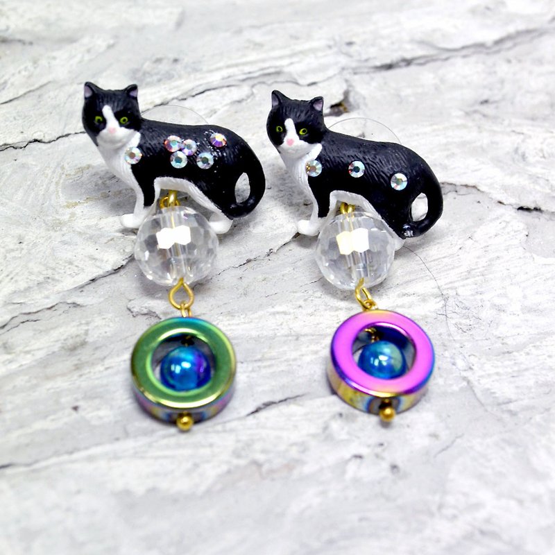 TIMBEE LO Black and White Cat Stud Earrings with Symphony Gemstone, Noble and Cute - ต่างหู - พลาสติก สีดำ