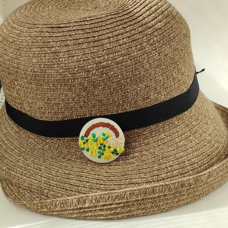 ミモザのリース刺繍ブローチ - 胸針 - 棉．麻 黃色
