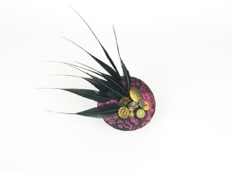 Fascinator Headpiece Cocktail Hat Statement Pink Floral Lace Fabric with Large Black Feathers and Vintage Buttons, Fashion Occasion - 髮夾/髮飾 - 其他材質 多色