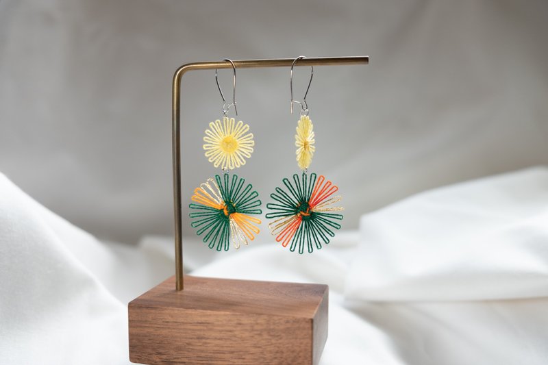 (絕版不再製) 花火節縷空刺繡耳環 ::京子小姐:: - 耳環/耳夾/耳骨夾 - 繡線 多色