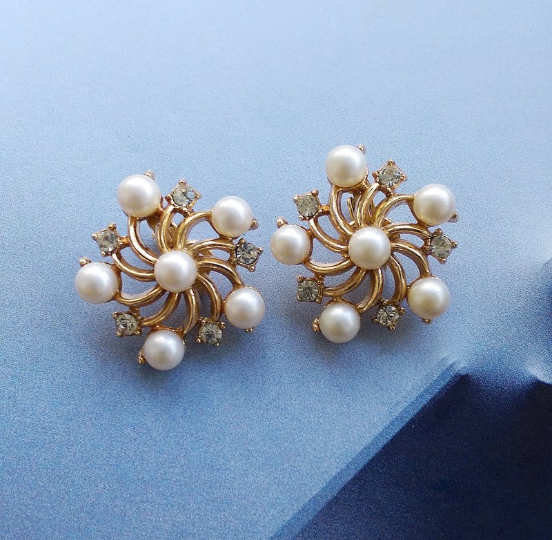 Vintage Jewelry 西洋古董飾品 TRIFARI 珠鑽 旋轉花 夾式耳環 - 耳環/耳夾/耳骨夾 - 其他金屬 白色