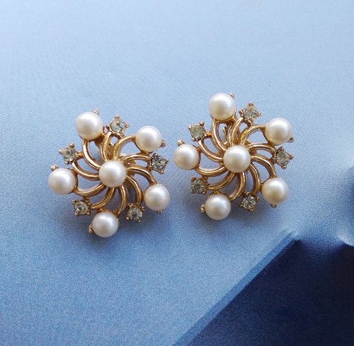 老時光角落 Vintage Jewelry 西洋古董飾品 TRIFARI 珠鑽 旋轉花 夾式耳環