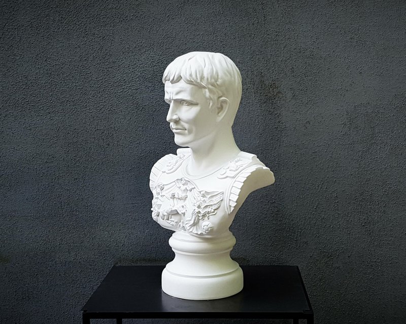 Plaster bust of a Roman Emperor Julius Caesar - 擺飾/家飾品 - 黏土 白色