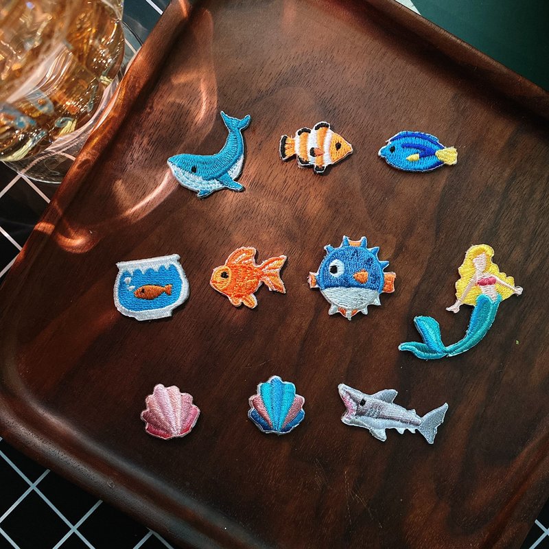 【迷你燙貼/胸章 | 海洋系列 】 多莉 尼莫 美人魚 鯨魚 - 胸針 - 繡線 多色