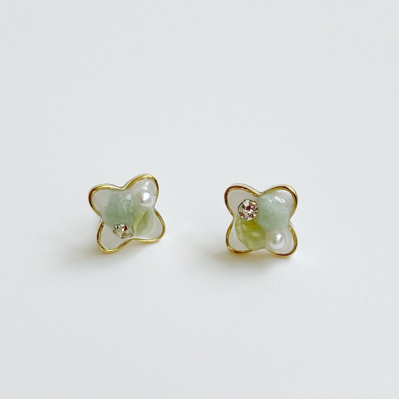 Simple flowers. Natural olivine Stone jade attracts wealth and nobles, heals and soothes the mind, mini anti-allergic - ต่างหู - คริสตัล สีเขียว