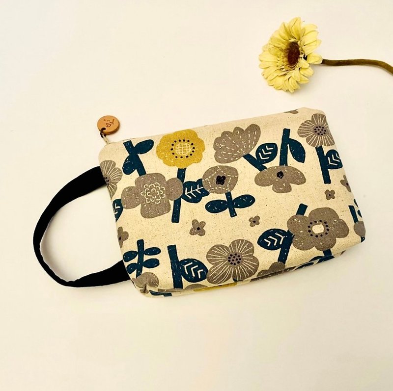 Garden Handheld Organizer. Inside pocket. 2 colours. It's easy to store cell phones and cotton pads. Japanese design cloth - Toiletry Bags & Pouches - Cotton & Hemp Multicolor