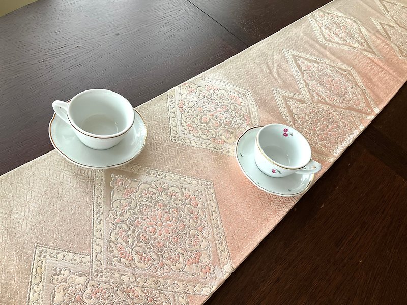 Japanese style silk table runner (Hanakarakusa) - ผ้ารองโต๊ะ/ของตกแต่ง - ผ้าไหม สีเงิน