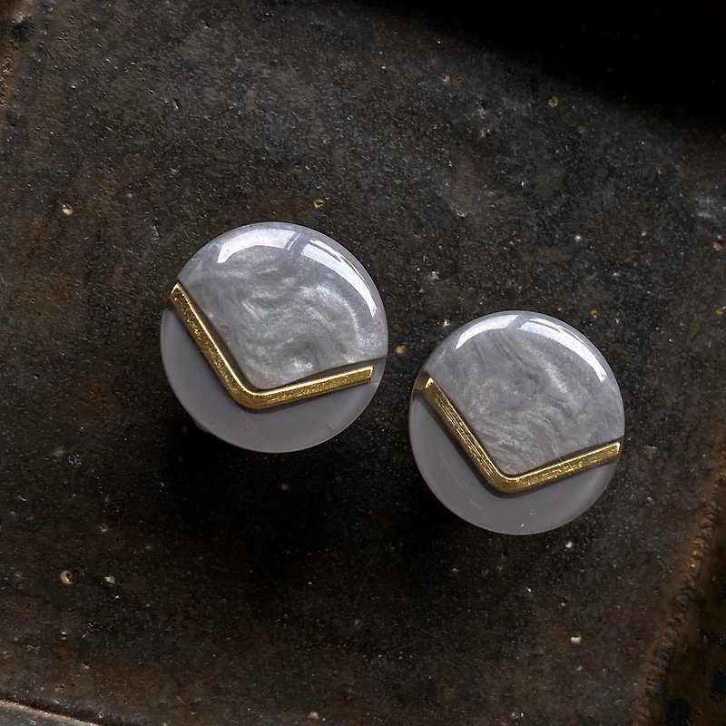 Light gray gold V vintage earrings L (clip type/pin type) - ต่างหู - พลาสติก สีเทา