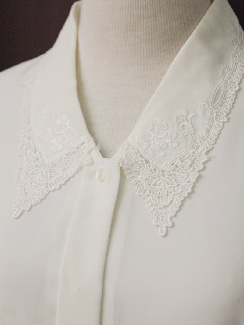 復古典雅蕾絲刺繡翻領寬鬆白色長袖古著襯衫 Vintage Blouse - 恤衫 - 聚酯纖維 白色