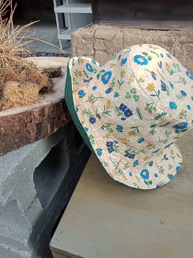 藍花卉藤編偽草帽  防潑水雙面寬簷漁夫帽 - 帽子 - 棉．麻 黃色