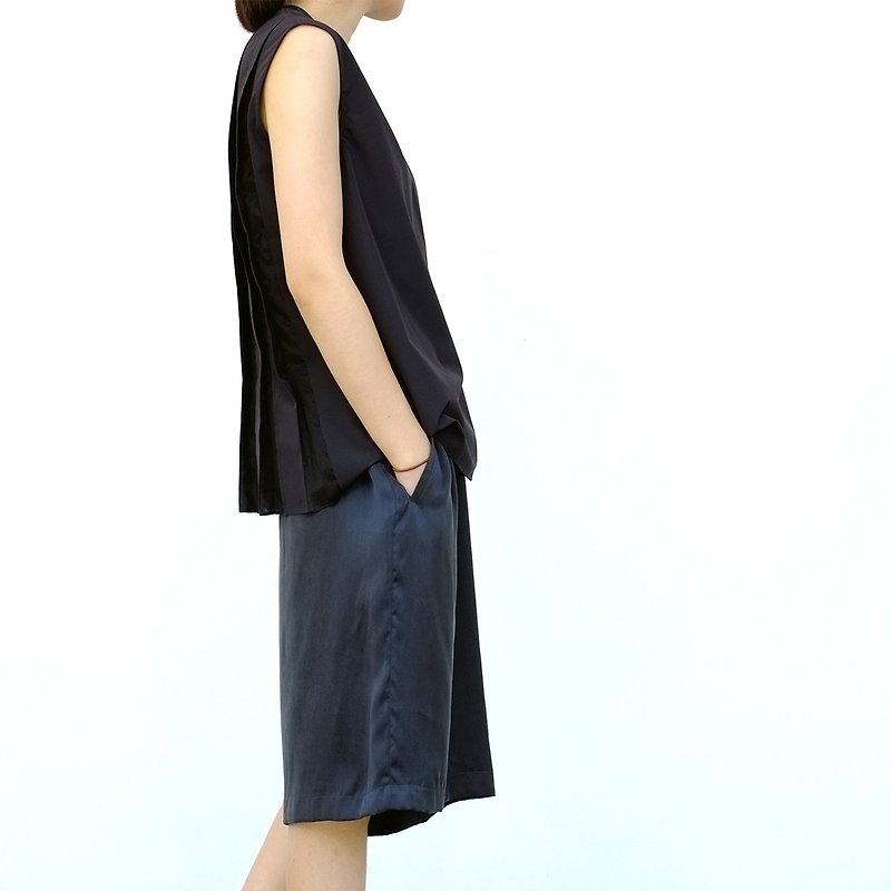 Gaoguo/GAOGUO original designer women's clothing brand blue and black patchwork V-neck sleeveless minimalist shirt - เสื้อผู้หญิง - ผ้าฝ้าย/ผ้าลินิน สีดำ